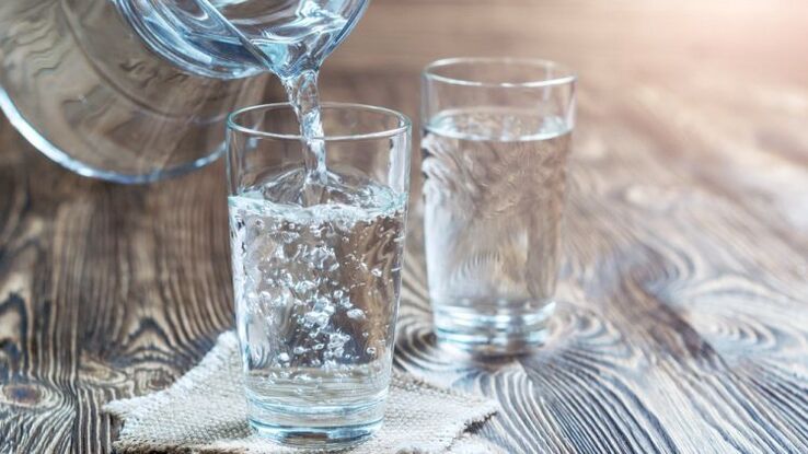 a glass of water for a clean diet